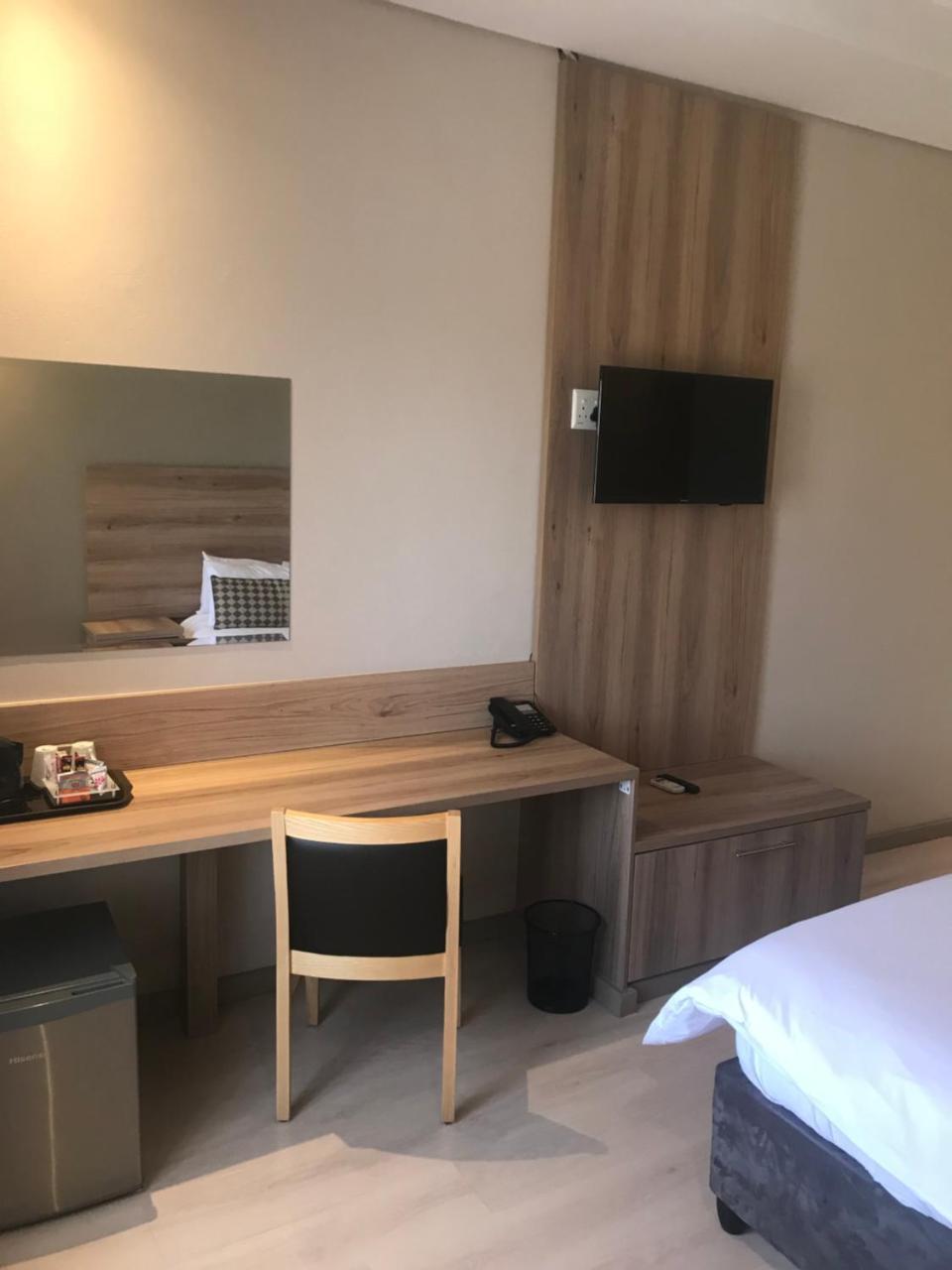 Regal Inn Hotel Мідранд Екстер'єр фото